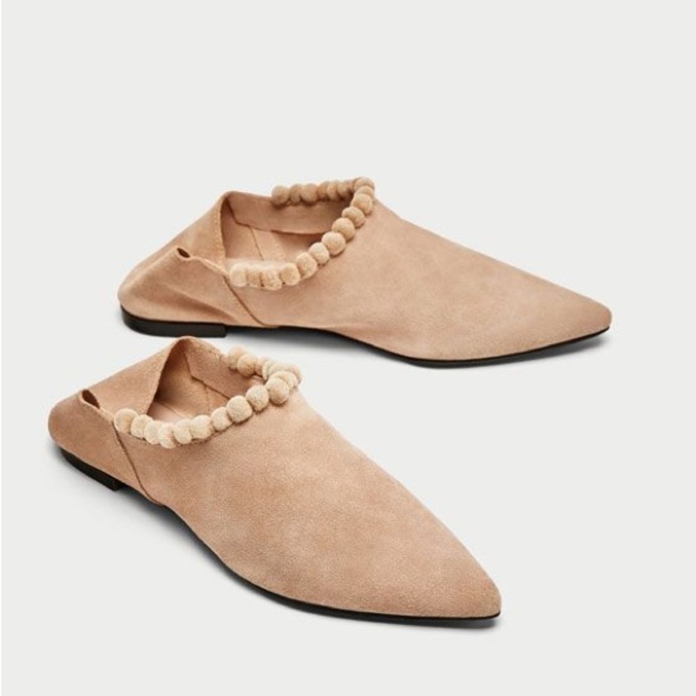 NWT (new with tag)
Taupe leather flat shoe. Detail of pompoms.
Size: 38